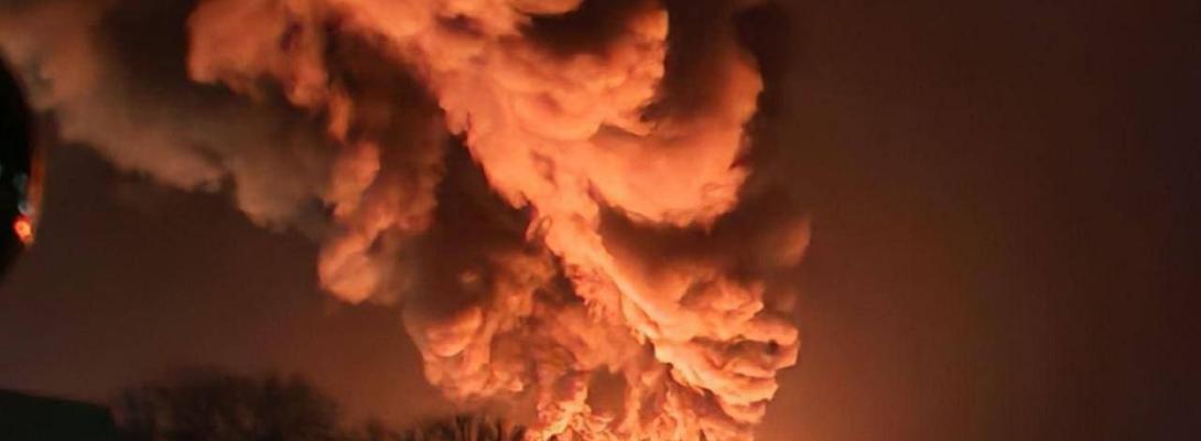 Вогонь і хаос! Невідомі дрони вщент рознесли нафтобазу у Псковській області