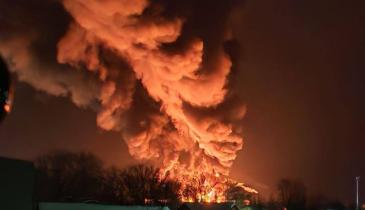 Вогонь і хаос! Невідомі дрони вщент рознесли нафтобазу у Псковській області