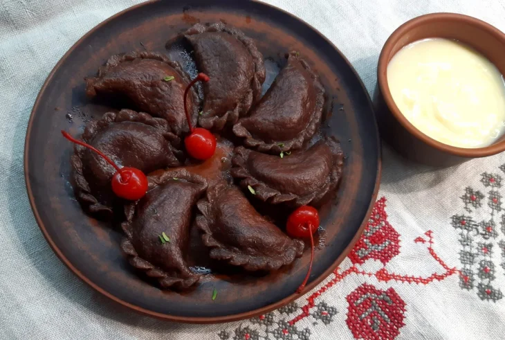 Шоколадні вареники з вишнями: як приготувати легкий десерт, що вражає своїм смаком