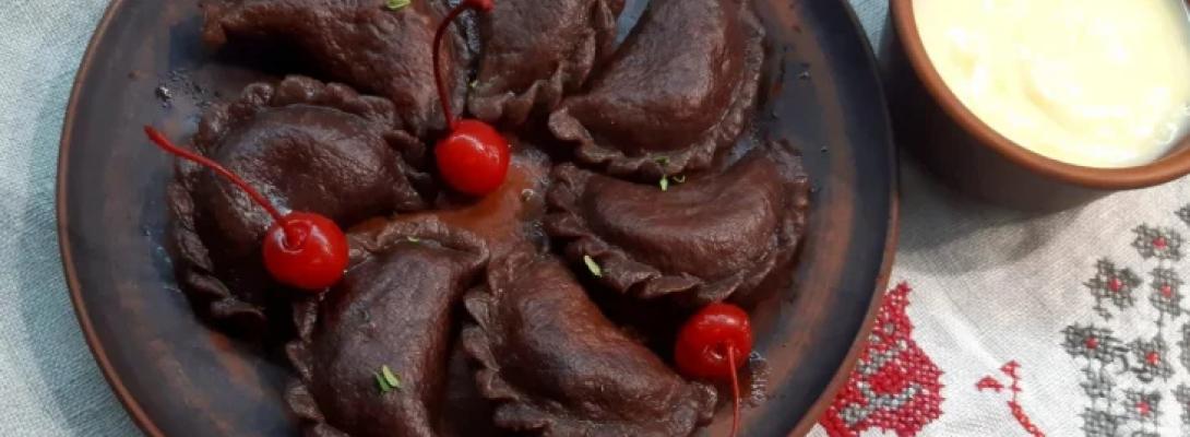 Шоколадні вареники з вишнями: як приготувати легкий десерт, що вражає своїм смаком