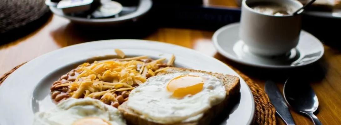 Дієтологи назвали список продуктів, які категорично не радять їсти на сніданок