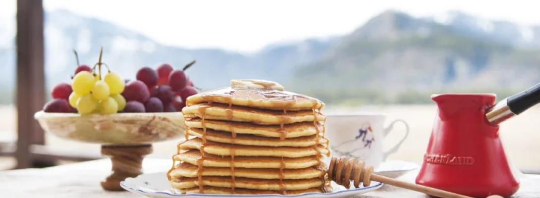 Сніданок, який підкорює серця: покроковий рецепт пухких американських панкейків