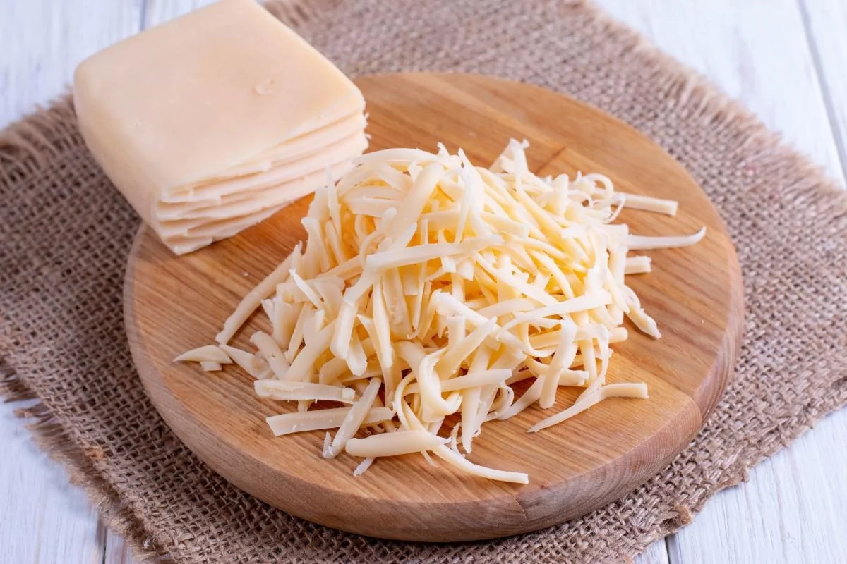 Простий трюк, про який мало хто знає: як натерти плавлений сир без прилипання до тертки