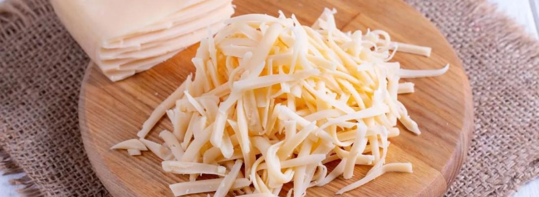 Простий трюк, про який мало хто знає: як натерти плавлений сир без прилипання до тертки