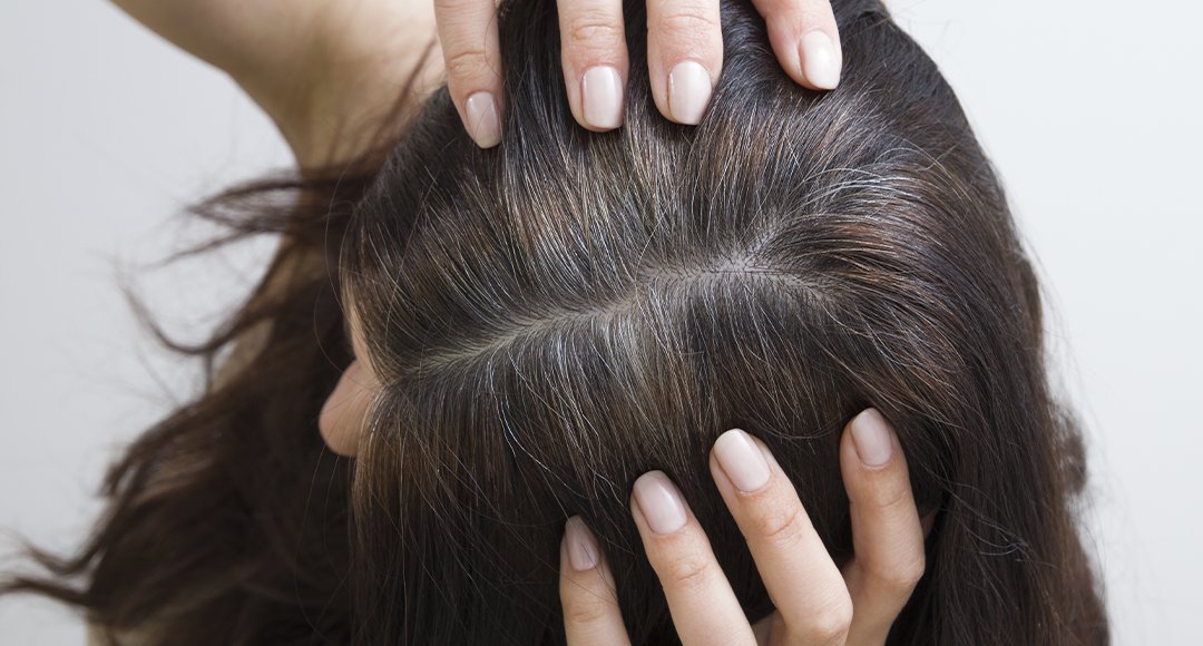 Трихологи поділилися методом, який може уповільнити або зупинити появу сивого волосся