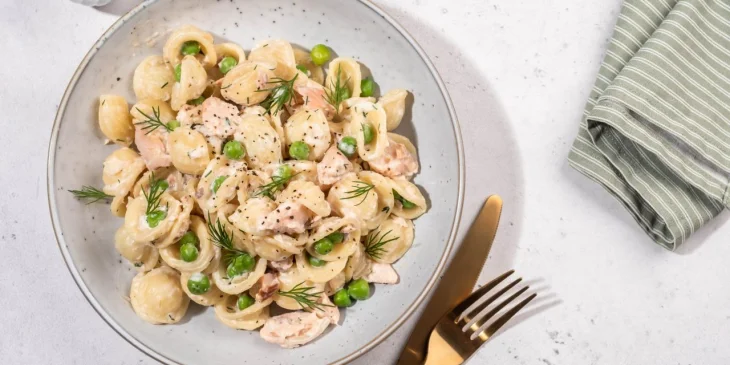 Як приготувати смачну та економну страву: простий рецепт макаронів з консервами