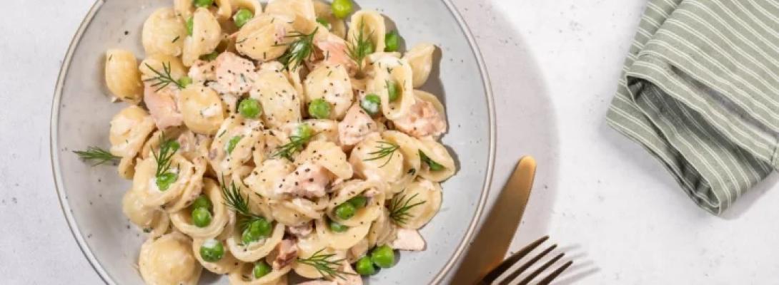 Як приготувати смачну та економну страву: простий рецепт макаронів з консервами