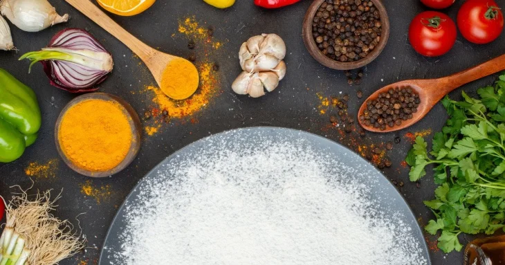 Чим замінити сіль, щоб страви стали ароматними та корисними: поради від шеф-кухарів