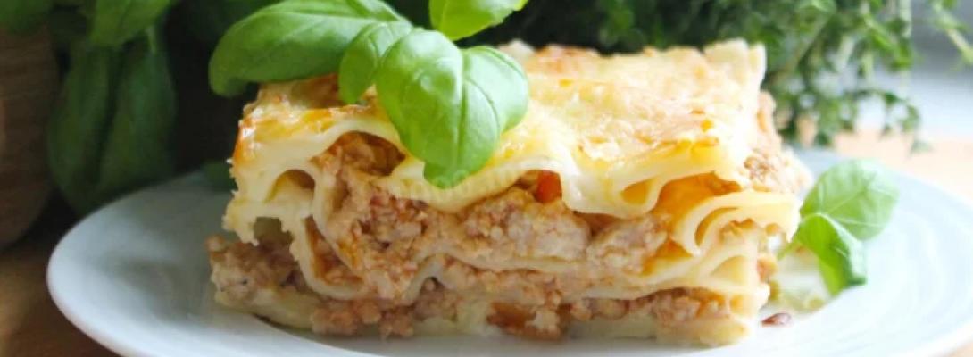 Смачна домашня лазанья з соковитим фаршем, шаром розплавленого сиру та ароматних спецій