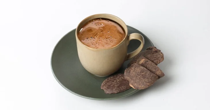 Забудьте про каву: ранковий напій, що заряджає енергією без стресу і підвищеного тиску