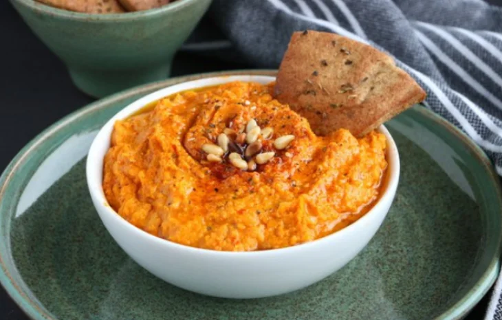 Секрети здорового перекусу: як приготувати ніжний хумус з морквою та куркумою вдома