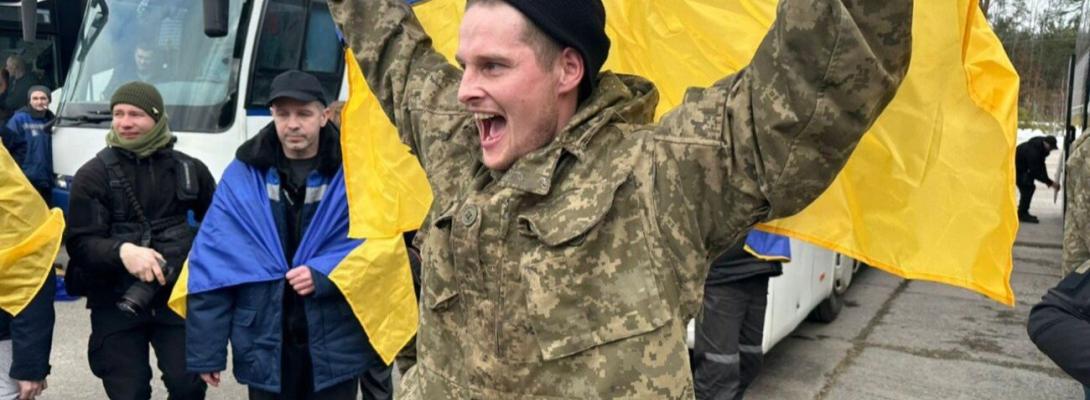 Великий обмін: додому повернулися 300 українців після тривалого перебування в неволі