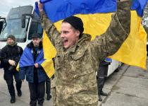 Великий обмін: додому повернулися 300 українців після тривалого перебування в неволі