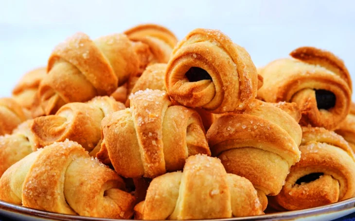 Секрети ідеальної випічки: як приготувати рогалики з ніжним сливовим джемом