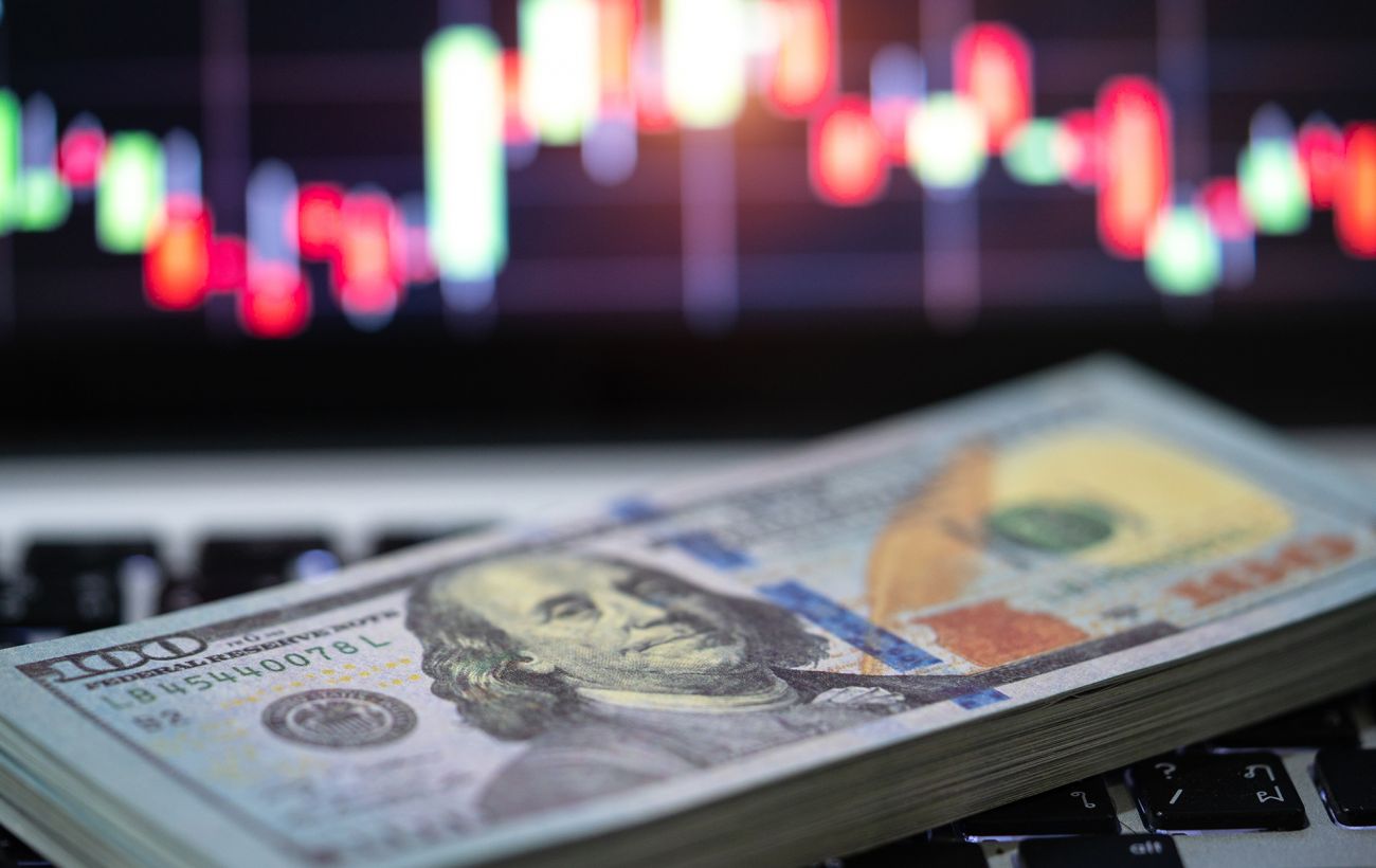 Долар в обмінниках перевалив за 44 гривні: який курс у ПриватБанку та Monobank