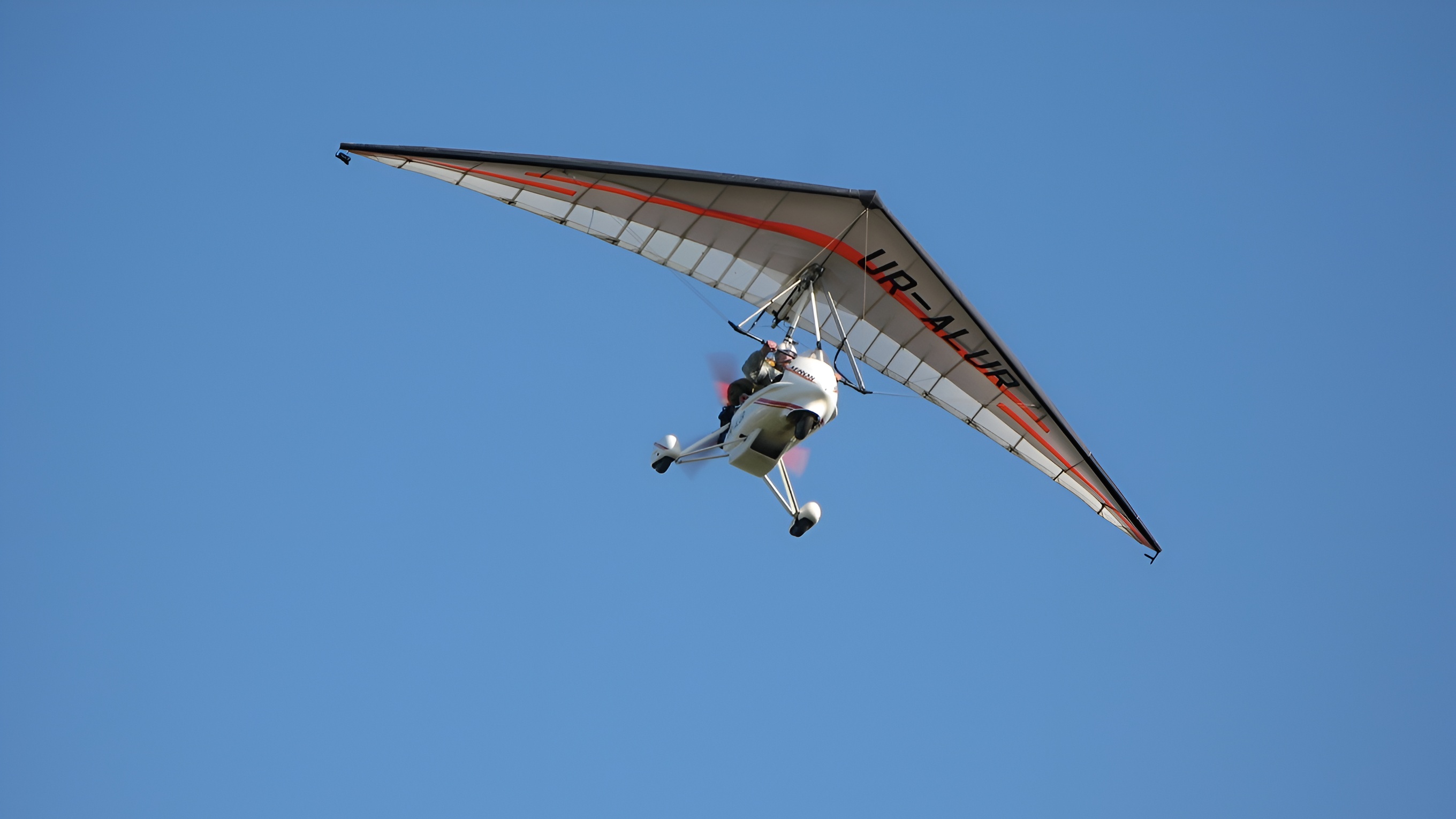 Такого ще не було! 31-річний українець тікав з України на мотодельтаплані