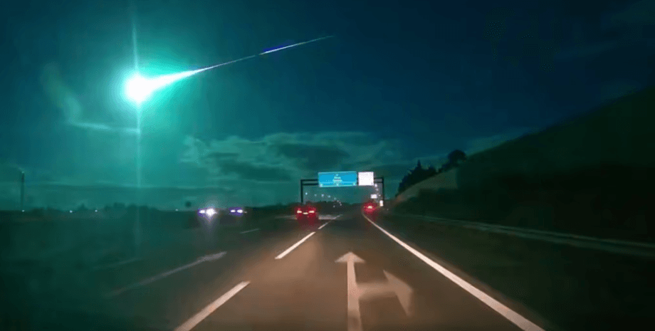 Це не кадри з фільму! Уламки метеорита впали на житлові будинки в Німеччині