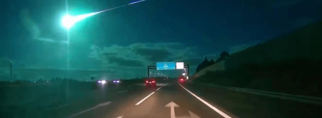 Це не кадри з фільму! Уламки метеорита впали на житлові будинки в Німеччині