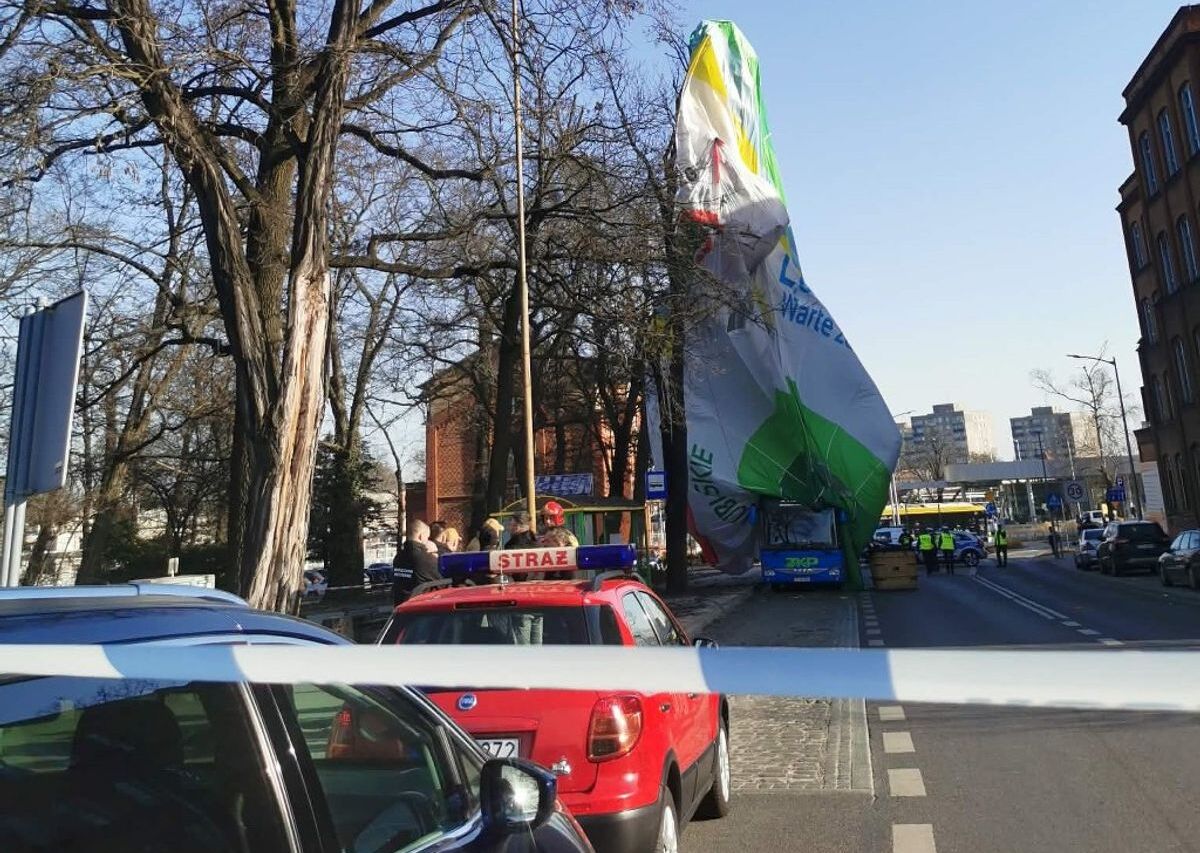 Страшна аварія в Польщі! Повітряна куля з людьми раптово втратила керування і розбилася