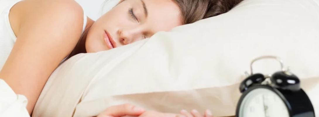 Чому важливо лягати спати щодня в один і той самий час: вчені назвали головні причини