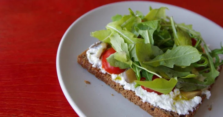 Секрети здорового харчування: які продукти категорично не можна їсти з хлібом