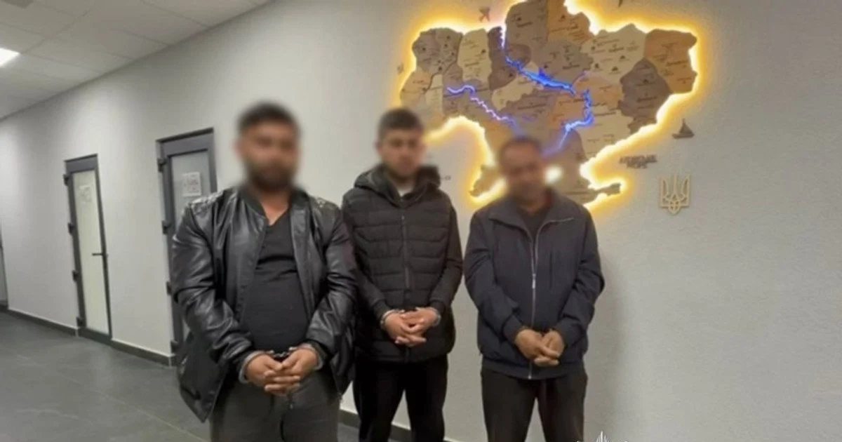 Жорстока розправа! На Закарпатті група людей із палицями накинулася на авто ТЦК