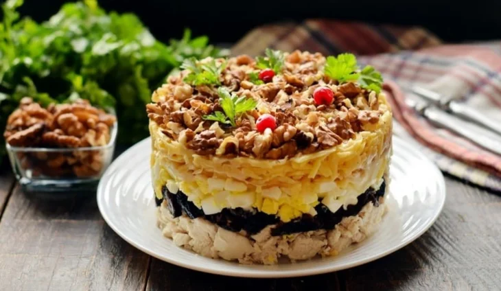 Як приготувати салат із куркою та чорносливом: ідеальний варіант для обіду або вечері