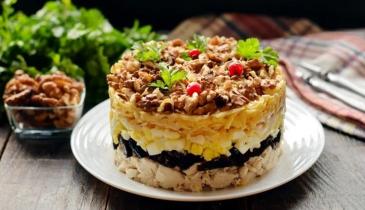 Як приготувати салат із куркою та чорносливом: ідеальний варіант для обіду або вечері