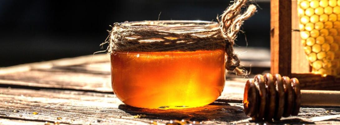 Чи справді сирий мед корисний для здоров’я? Експерти розкрили несподівані факти
