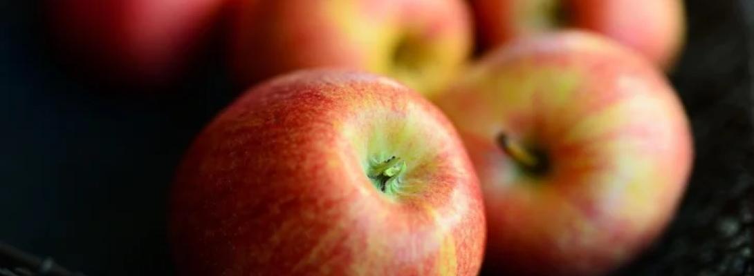 Секрет молодості за копійки: цей звичайний фрукт здатен уповільнити процес старіння