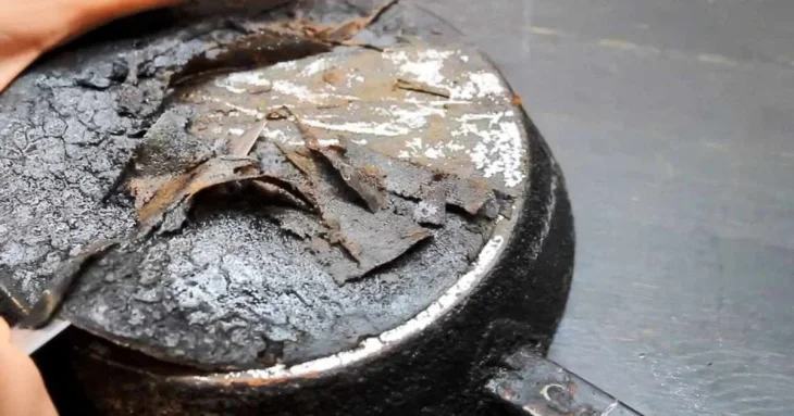 Не викидайте стару сковорідку: простий і ефективний спосіб позбутися багаторічного нагару