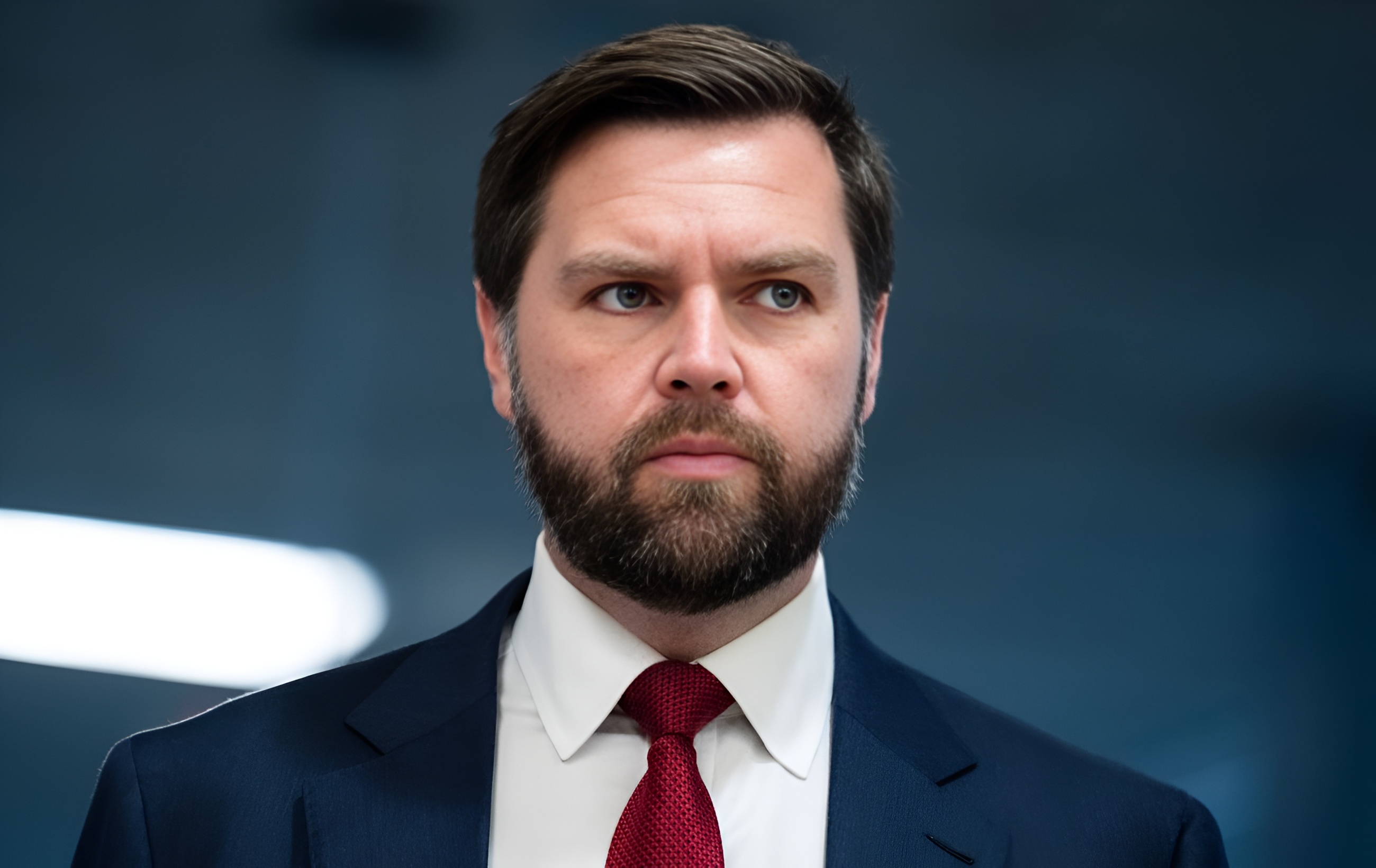 Скандал набирає обертів! Венс звинувачує Байдена у різкому зростанні цін на пальне