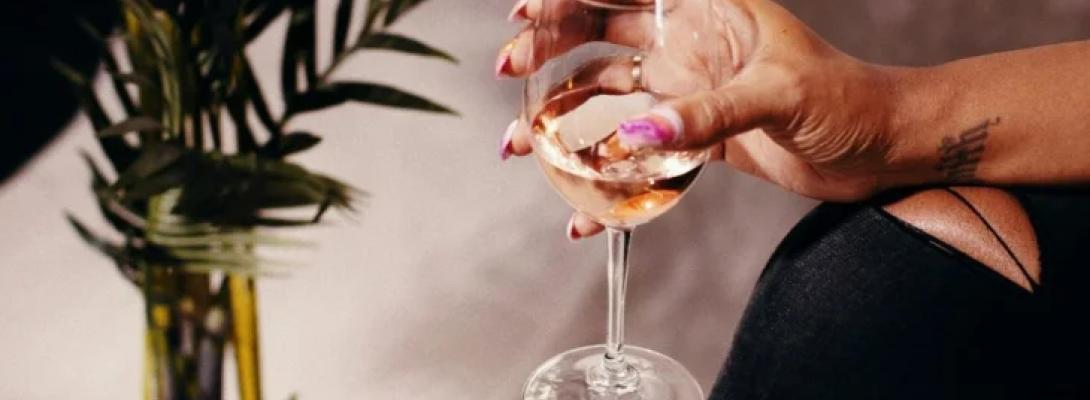 Що насправді станеться з організмом, якщо ви будете випивати келих вина кожен день