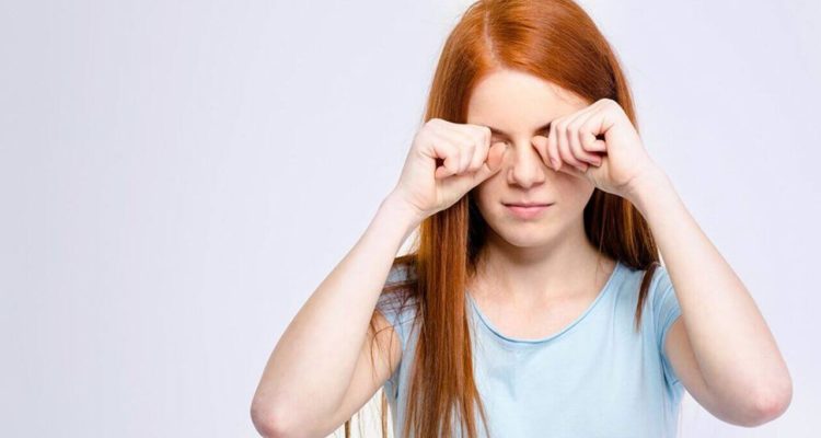 Чому не можна терти очі: фахівці попереджають про серйозні наслідки для здоров’я