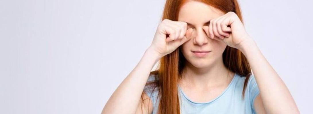 Чому не можна терти очі: фахівці попереджають про серйозні наслідки для здоров’я