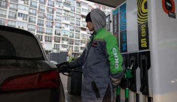Ціни на АЗС злетіли: бензин уже під 85 грн, скільки коштує заправити авто