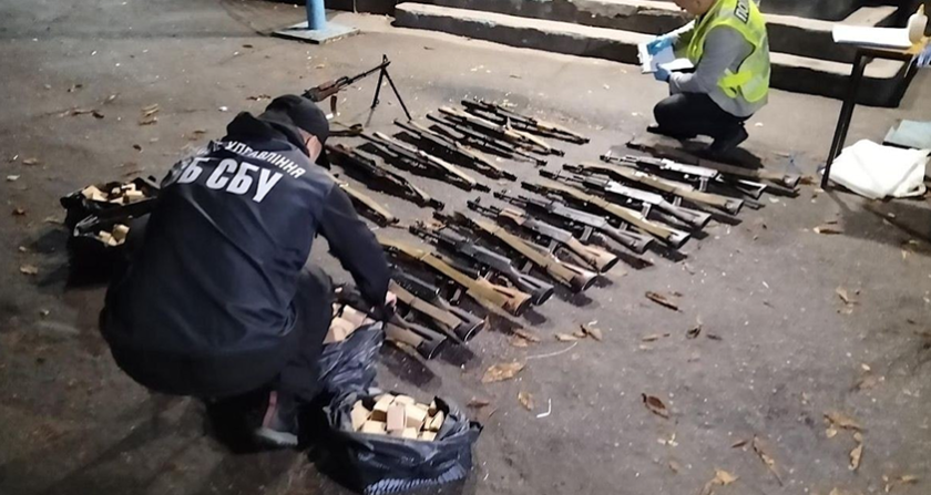 Працювали по всій Україні: у Кривому Розі накрили групу торговців зброєю