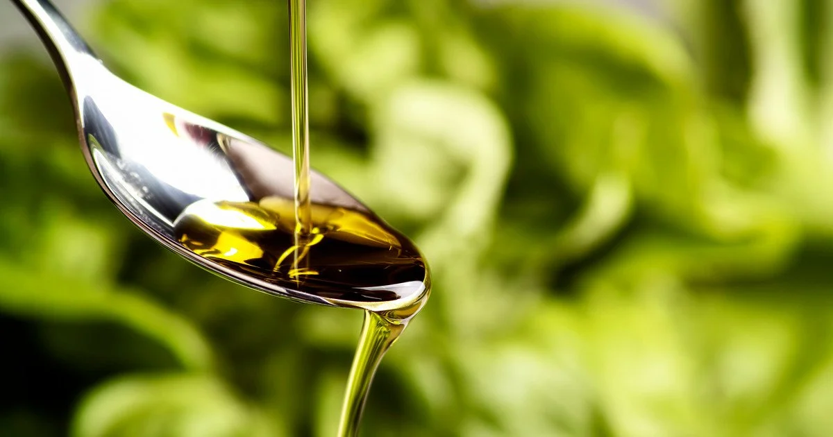 Вибір олії для смаження: як не нашкодити здоров’ю та зберегти смак страви 
