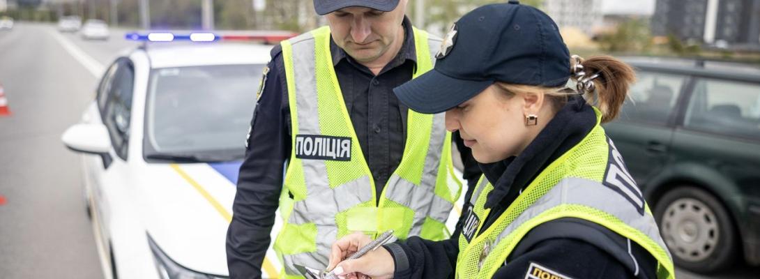 Tesla "перекинула" Peugeot на Берестейському проспекті в Києві: деталі аварії