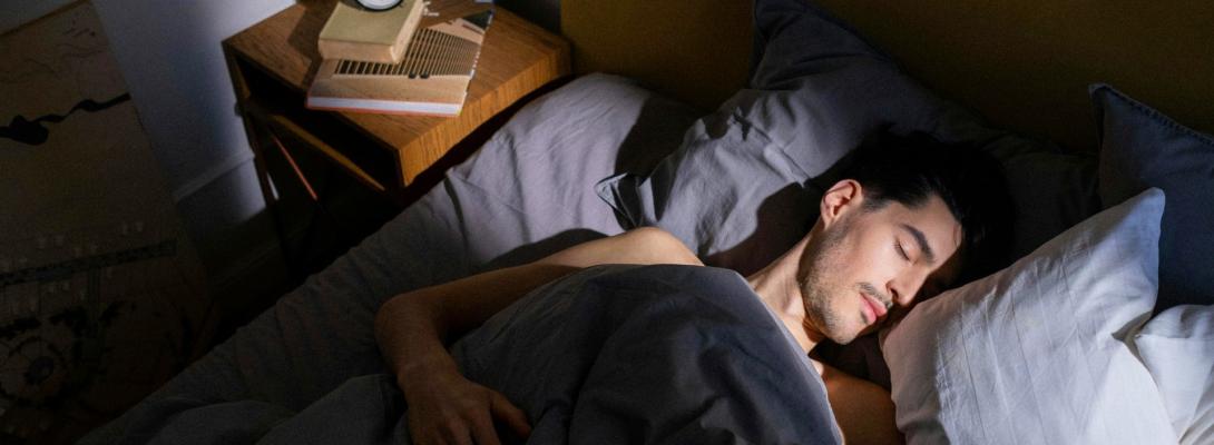 Ця звичка перед сном непомітно шкодить серцю і може призвести до серйозних проблем