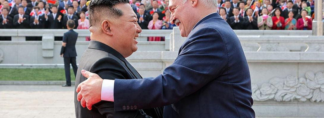 Диктаторський вояж: Лукашенко знайшов у КНДР нового друга та привіз квіти від путіна