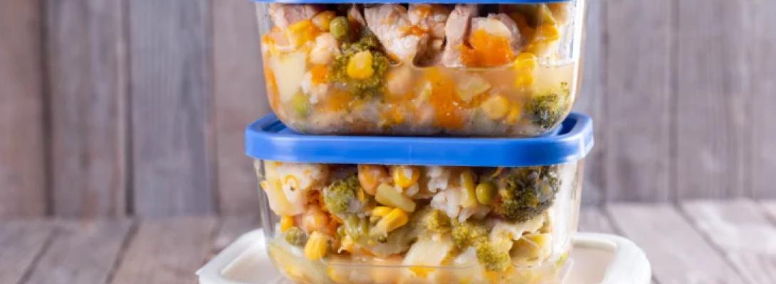 Чи небезпечно для здоров’я розігрівати їжу в пластикових контейнерах: що кажуть медики