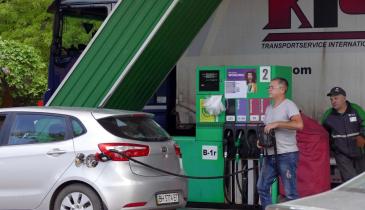 Ціновий шок на АЗС: у Кабміні пояснили, чому "паливний кешбек" став єдиним виходом