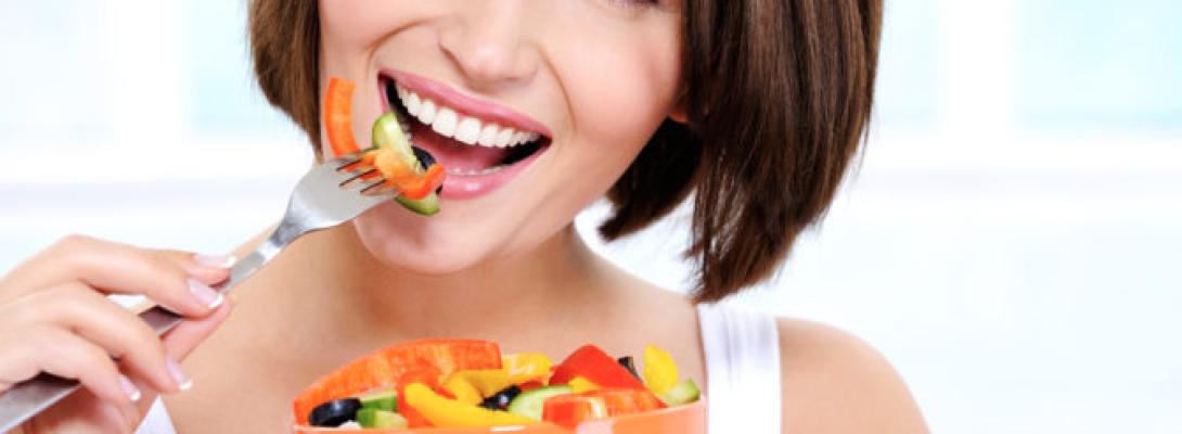 Які продукти змінюють колір зубів: експерти розповіли, як харчування впливає на емаль