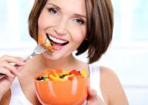 Які продукти змінюють колір зубів: експерти розповіли, як харчування впливає на емаль