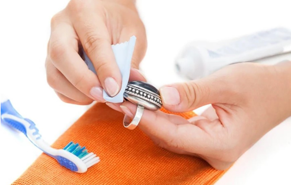 Більше, ніж чистка зубів: практичні способи застосування зубної пасти в побуті