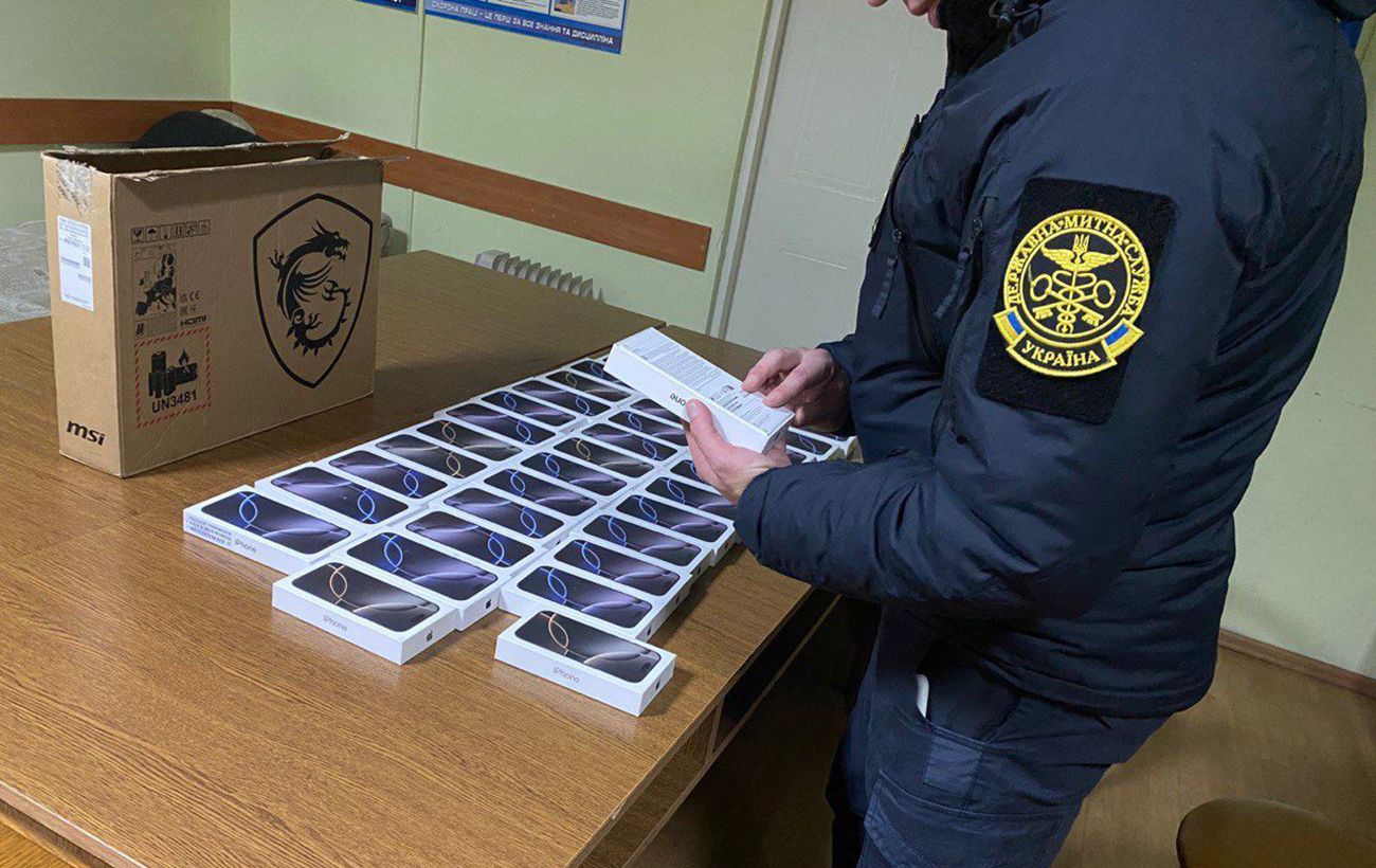 "Не знала, що в коробці": жінка намагалася ввезти в Україну iPhone на 2 млн гривень