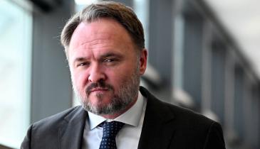 "Ситуація дуже серйозна": європейців закликали працювати з дому та менше їздити на авто