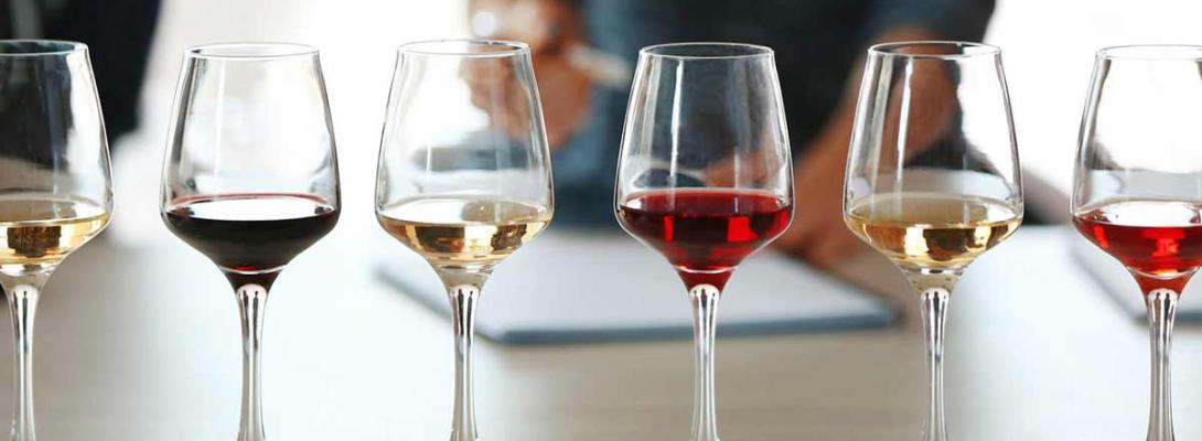 Вино на вашому столі: розбираємо види та секрети вибору правильного напою до їжі