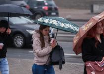 Туман, дощі та тепло до +19: що буде сьогодні та коли погода різко зміниться